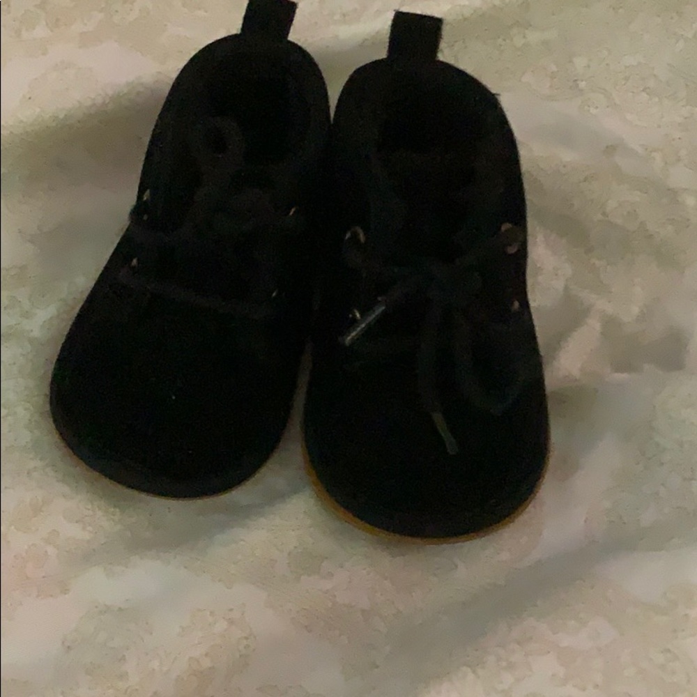 I’m selling my twins clothes and shoes.